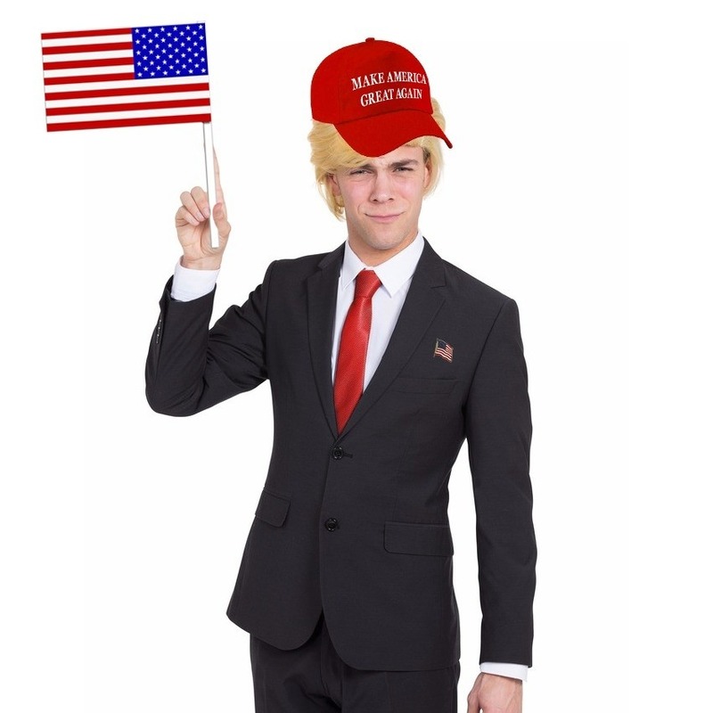 President Donald Trump verkleedset met pet en pruik